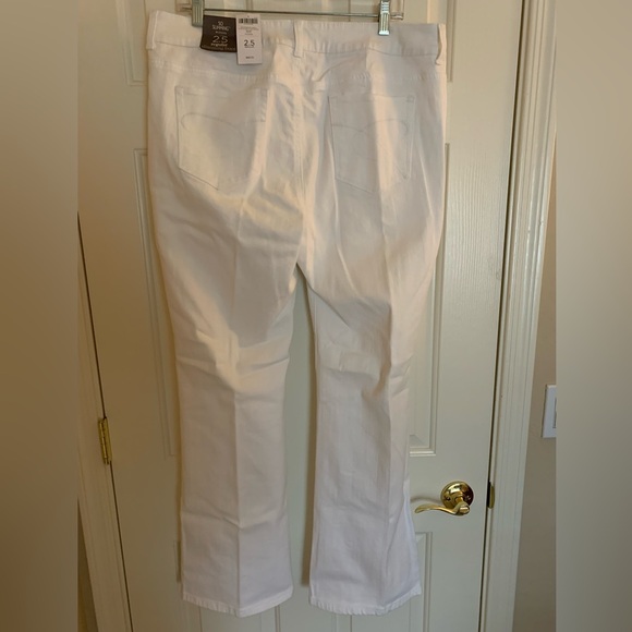 NWT Chicos “So Slimming” boot-cut denim white 5-pocket sz 2.5 (approx 14) - Picture 7 of 10
